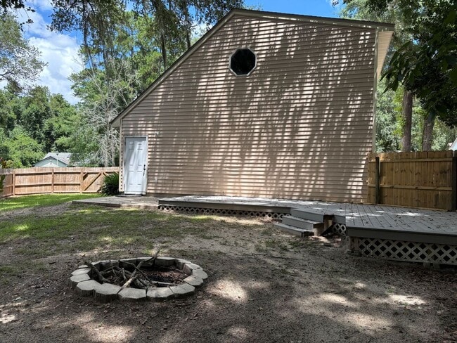 Building Photo - Charming 3/2 Home with Pet-Friendly Yard &...