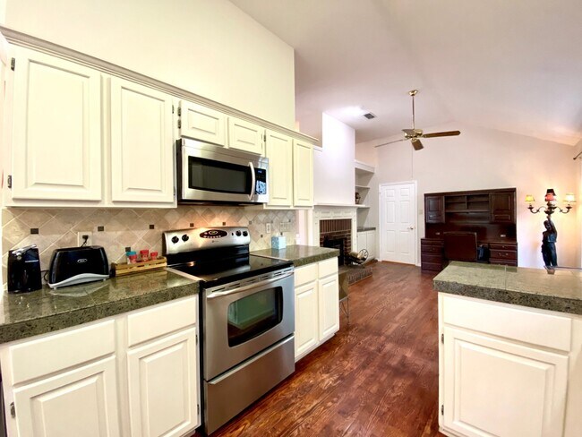 Building Photo - 13706 Morningbluff Dr