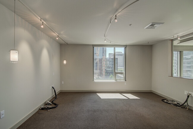 Building Photo - Great 2bd/2ba modern town home located in the center of South Lake Union W/S/G and ( 2) parking s...