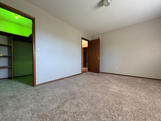 Building Photo - Cozy 2 Bedroom Duplex!