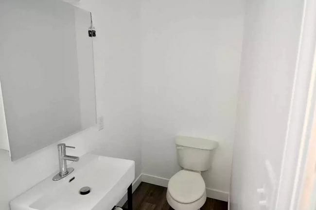 Building Photo - Beautiful Recently Renovated 2-Bedroom Hom...