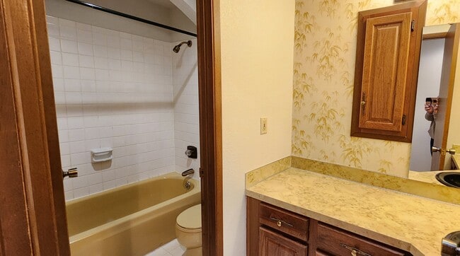 Building Photo - LYNNWOOD Spacious 3 bdrm + Den & Family Room Home