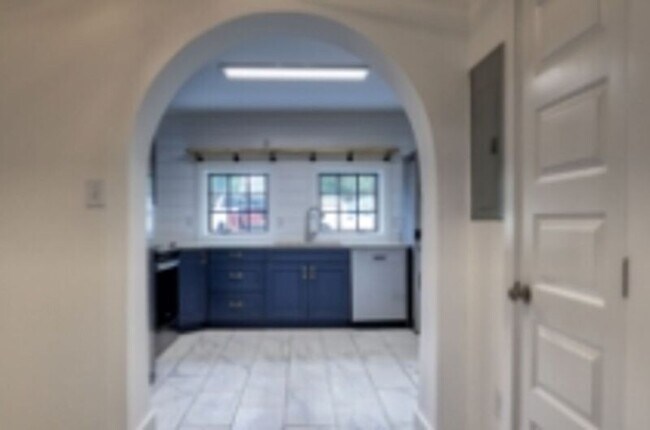 Building Photo - 1122 NE Wellman Ave