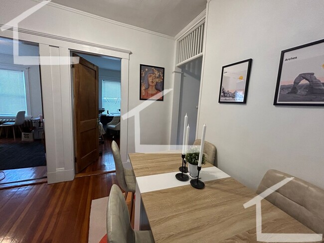 Building Photo - Large, 3 bed in Oak Square