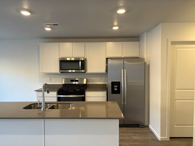 Building Photo - DR. HORTON Townhome in Long Valley!!