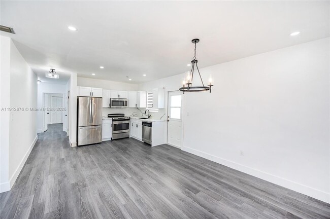 Building Photo - 1706 S Le Jeune Rd