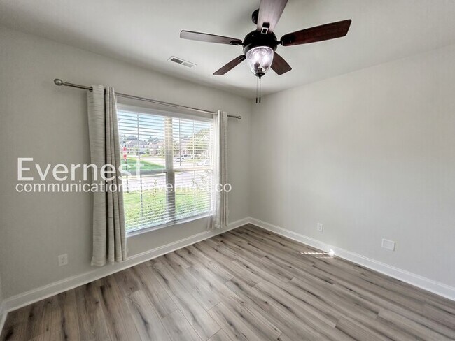 Building Photo - Spacious 4Beds 3.5Bath Single Family Rental with Modern Amenities / Available Now!