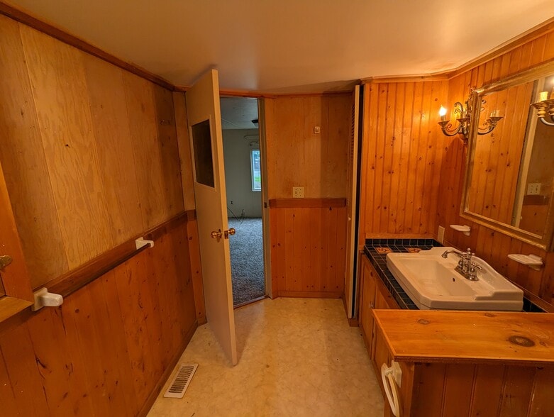 Master Bath - 6255 Bellwood Dr