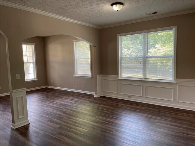 Building Photo - 8801 Lakecrest Way