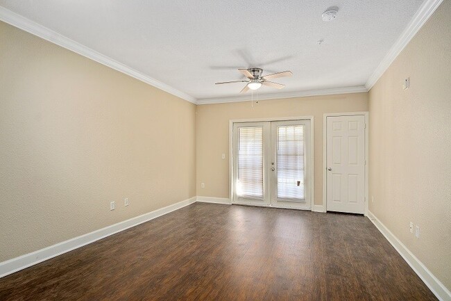 Building Photo - Renovated 1 Bedroom 1 Bathroom Condo with ...