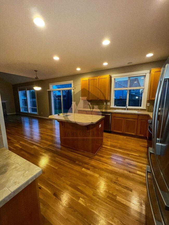 Building Photo - Luxurious Spacious Keizer Home -