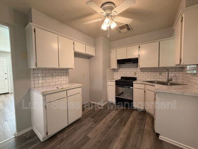 Building Photo - 205 S Meadow Ln