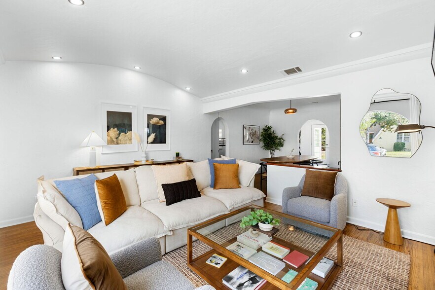 Building Photo - 3758 Gaviota Ave