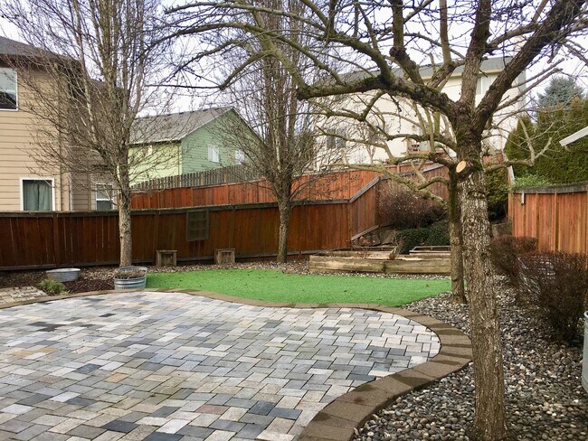 Building Photo - Stunning 3BD  Lake Shore Home with Office and Loft Area!  Gorgeous Finishes!