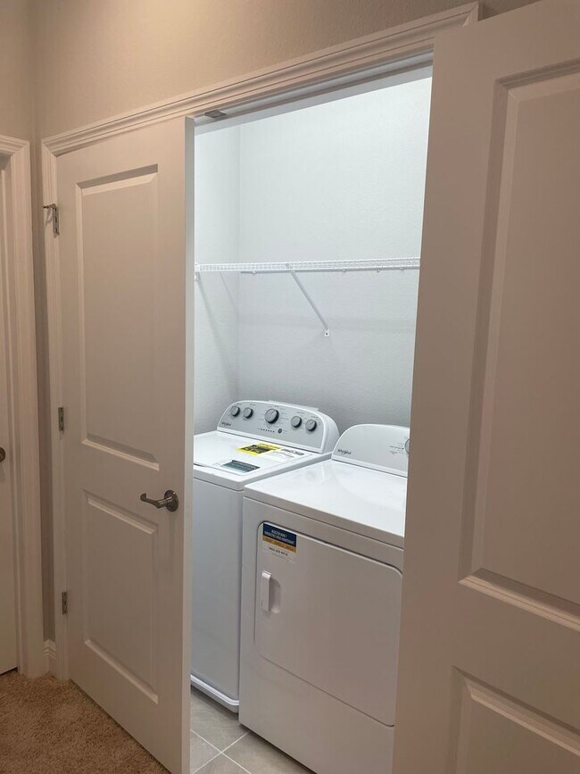 Building Photo - Annual Unfurnished 3 Bedroom, 3.5 Bathroom Townhome adjacent to Downtown Sarasota