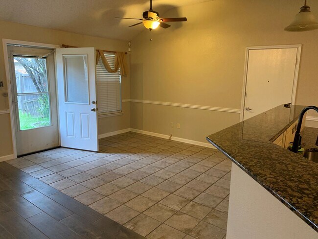 Building Photo - Beautiful 4 bedroom 2 bath home