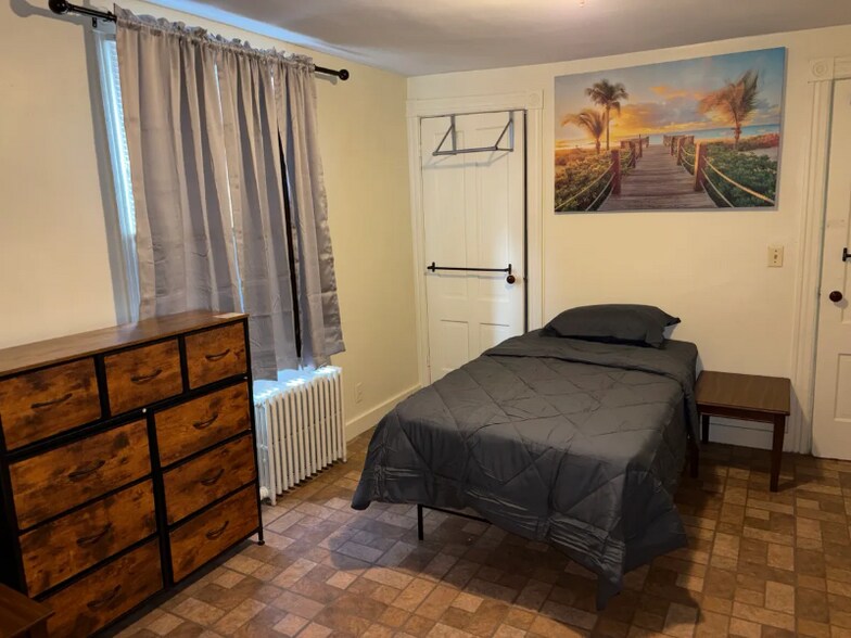 Building Photo - 483 Dexter St