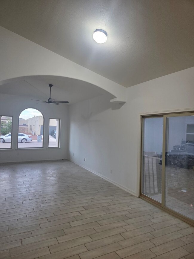 Building Photo - 14853 Tierra Crystal Ave