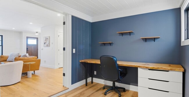 Building Photo - Late Summer Furnished Executive Extended Stay Rental on Old Mission Peninsula