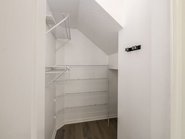 Building Photo - Riverview Townhome