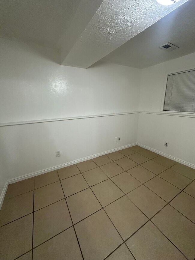 Building Photo - Beautiful 4-Bedroom, 2-Bath Home with Classic Layout and Large Yard