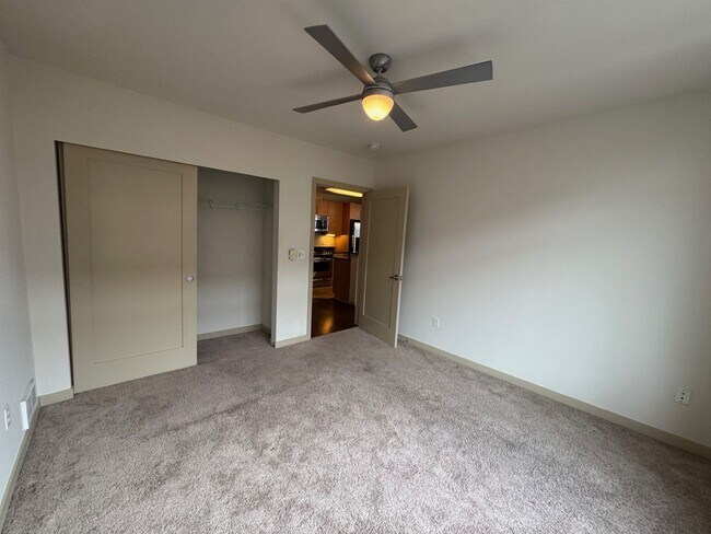 Building Photo - Spacious 2 bed 2 bath, 1000+ sq ft. condo on Market St in Ballard