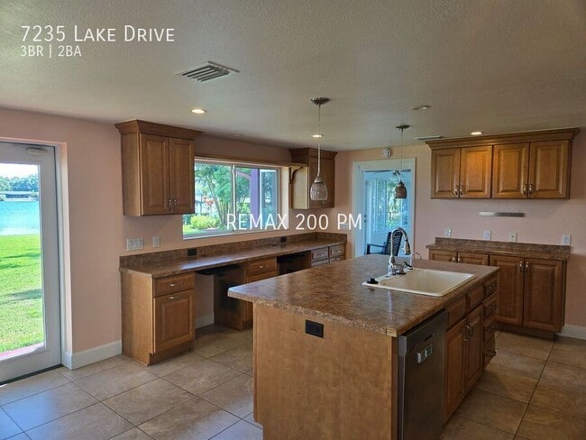 Building Photo - 7235 Lake Dr