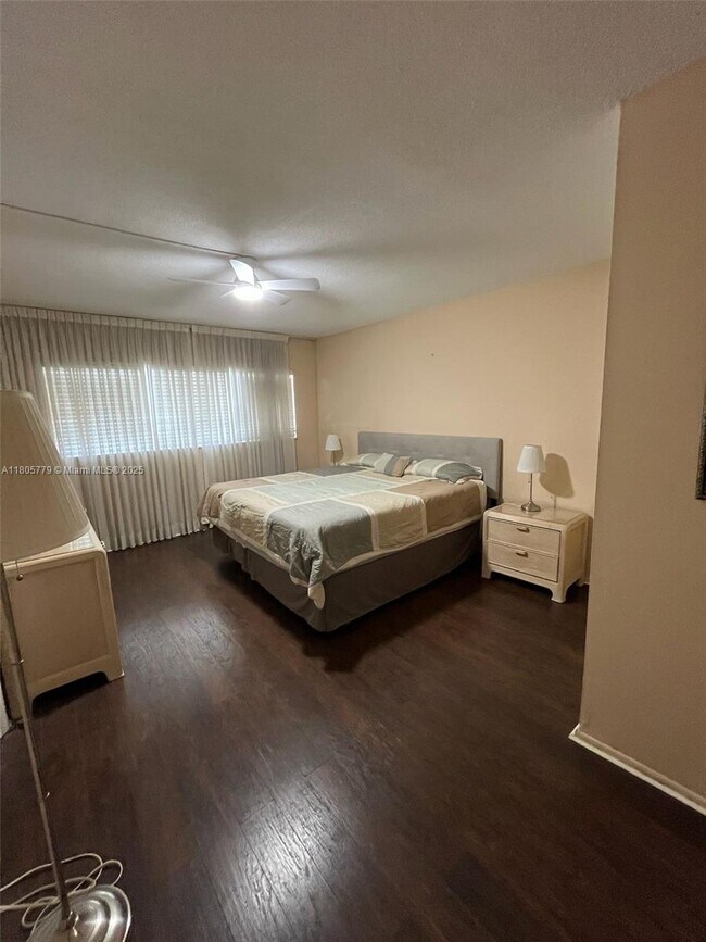Building Photo - 3150 N Palm Aire Dr