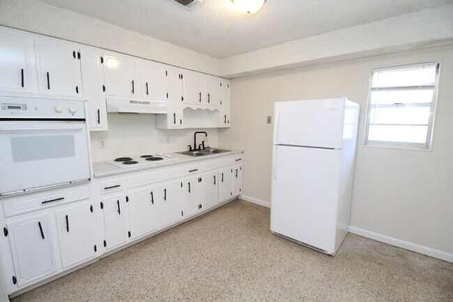 Building Photo - Private 2BR/1BA Duplex with Washer/Dryer H...