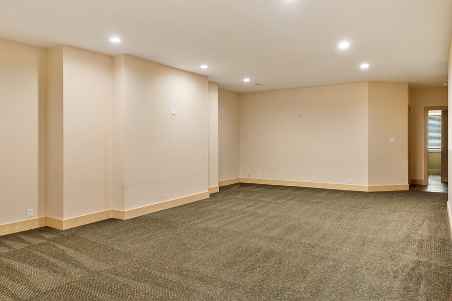 Building Photo - 2308 Kenneth Dr