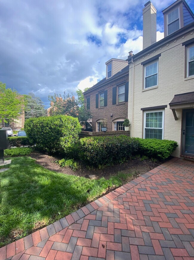 Exterior - 1216 Michigan Ct