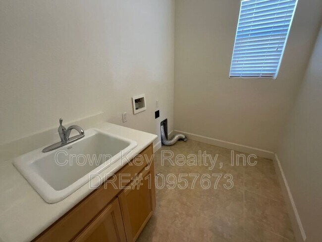 Building Photo - 546 W Campania Way