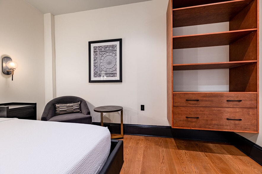 Building Photo - 1011 Canal St