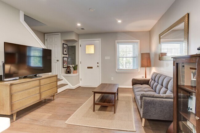 Building Photo - Trinidad Rowhome | 2 Bed | 1 Bath | 800 Sf | Large Fenced-In Front Porch & Fenced-in Backyard | 2...