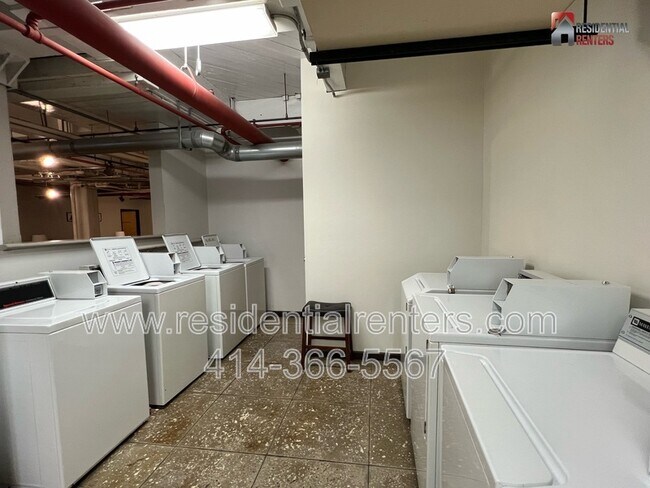 Building Photo - 904 E Pearson St