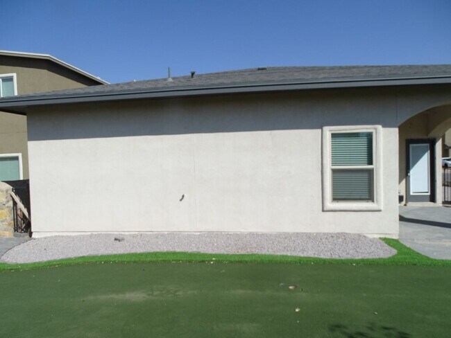 Building Photo - STYLISH EASTSIDE HOME