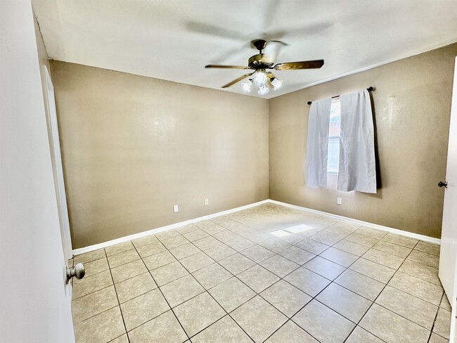 Building Photo - 1421 Reagan Dr