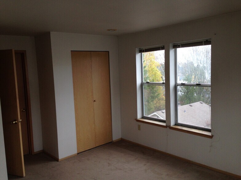 Building Photo - 132 24th Ave E