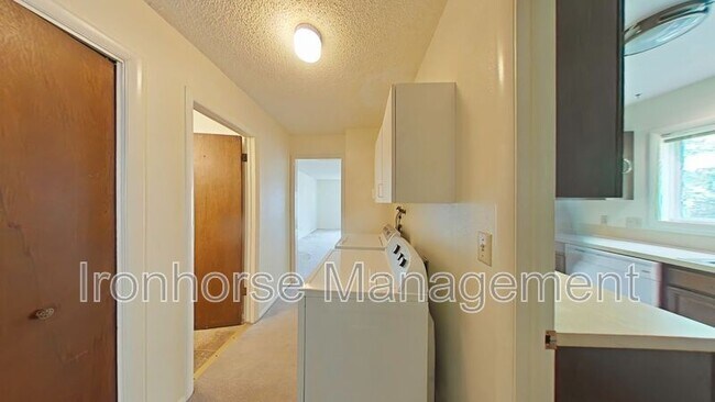 Building Photo - 515 S 15th Ave