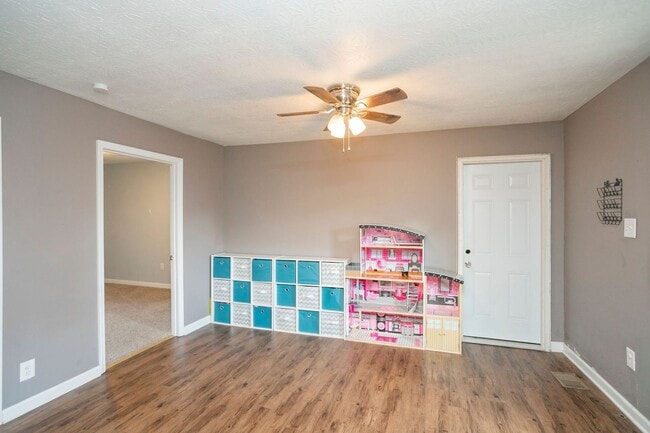 Building Photo - 3 Bed home in Carthage with large basement!