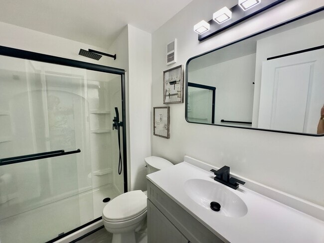Building Photo - Luxury Newly Remodeled Condominium