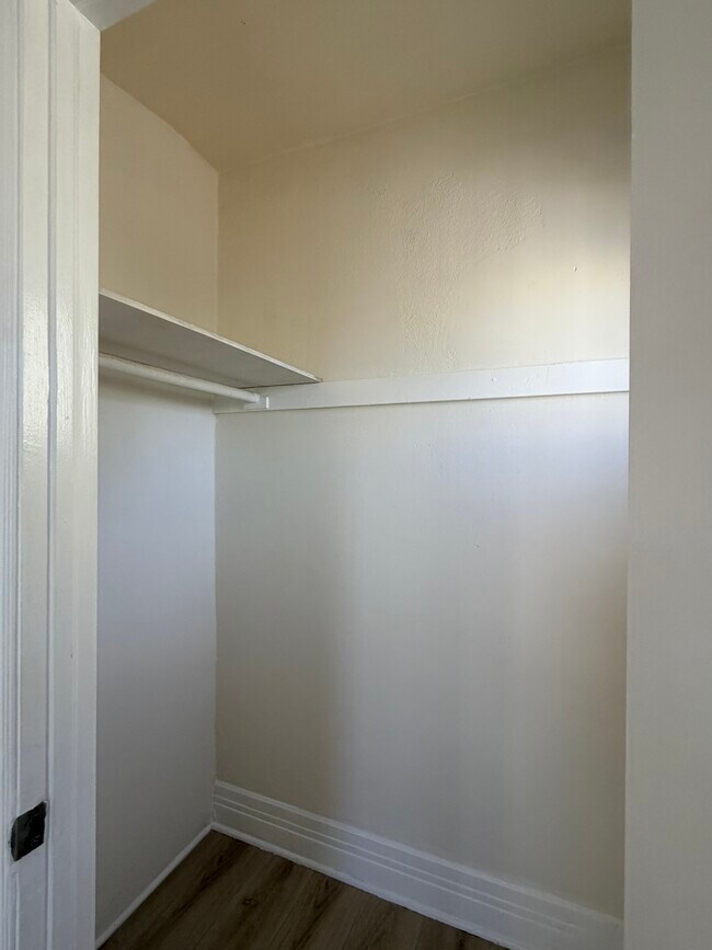 Building Photo - 1324 S Van Ness Ave