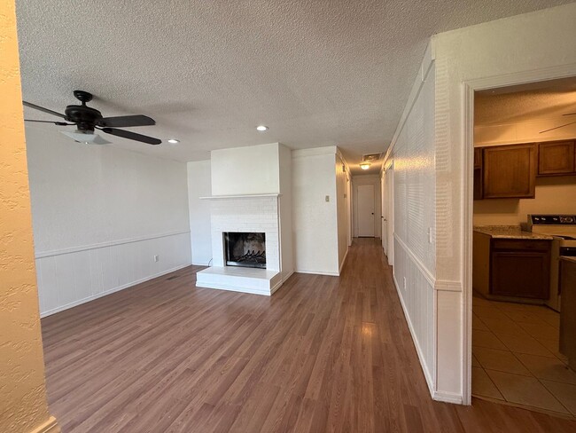 Building Photo - 3 bedroom 2 bath Duplex