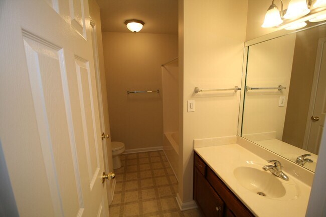 Building Photo - Willow Bend Home. 1st Floor Primary Bedroo...