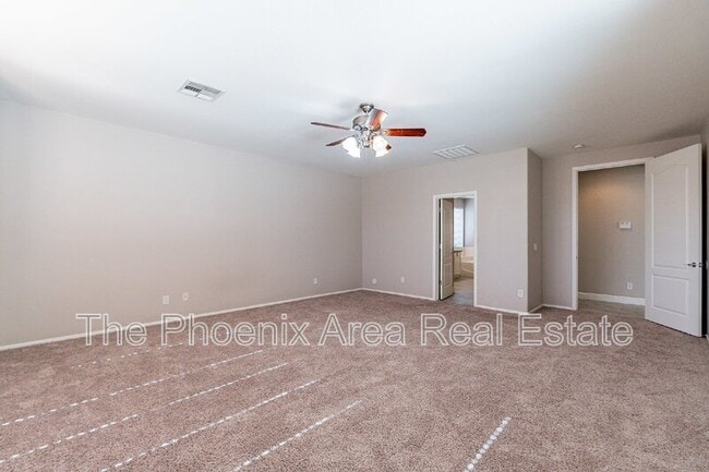 Building Photo - 2741 E Yellowstone Pl