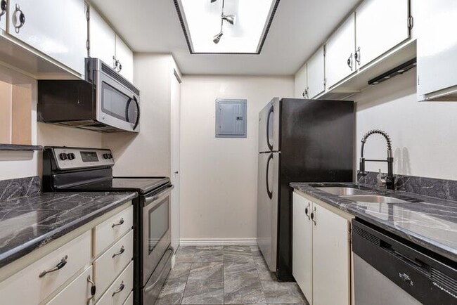 Building Photo - Charming 1 beds 1 bath in Aurora! Owner is...