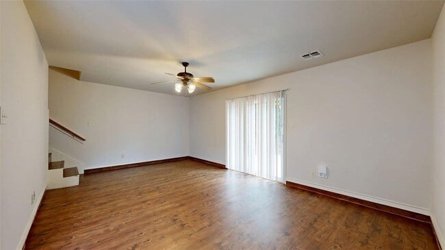 Building Photo - 1915 Pine Tree Dr