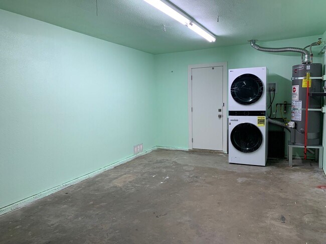 Building Photo - 3 Bedroom, 1 Bathroom Home in N. Highlands