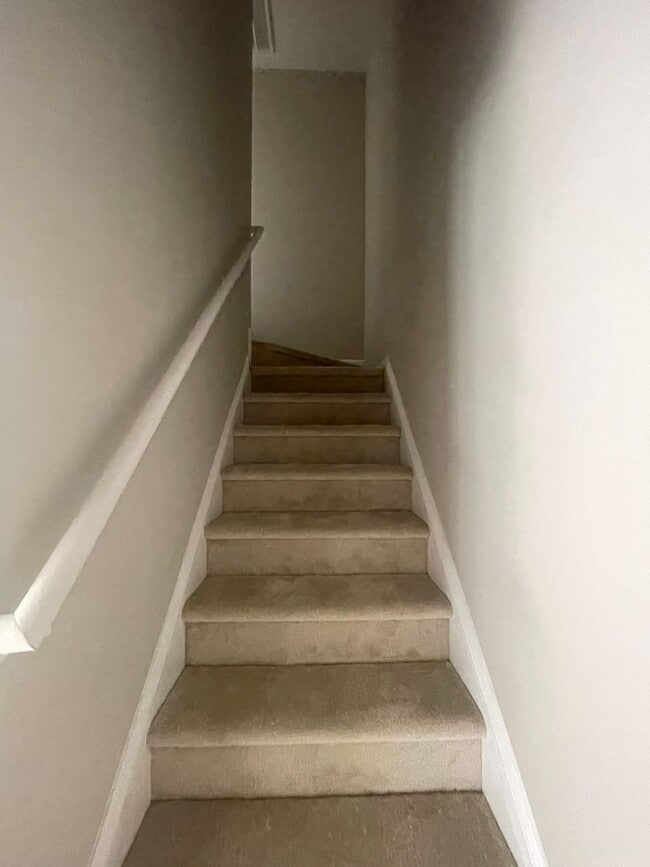 Building Photo - Must see this adorable 2 bedroom 1.5 bath ...