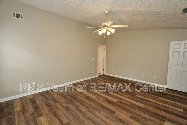 Building Photo - 1490 Creek Pointe Cir
